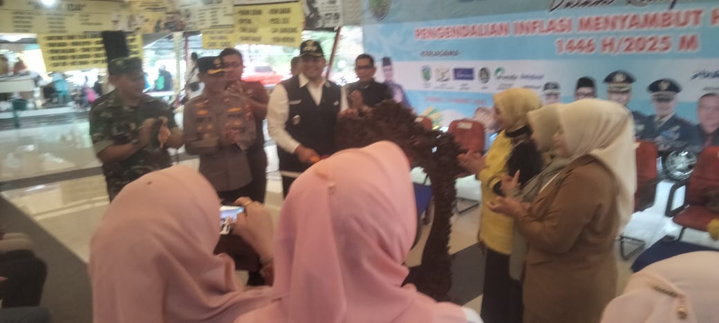 Kasdim 0719 / Jepara Mayor Arm Syarifudin Widianto Hadiri Pembukaan Kegiatan Pasar Murah yang Diselenggarakan oleh Pemda Jepara di Shopping Center Jepara (SCJ)