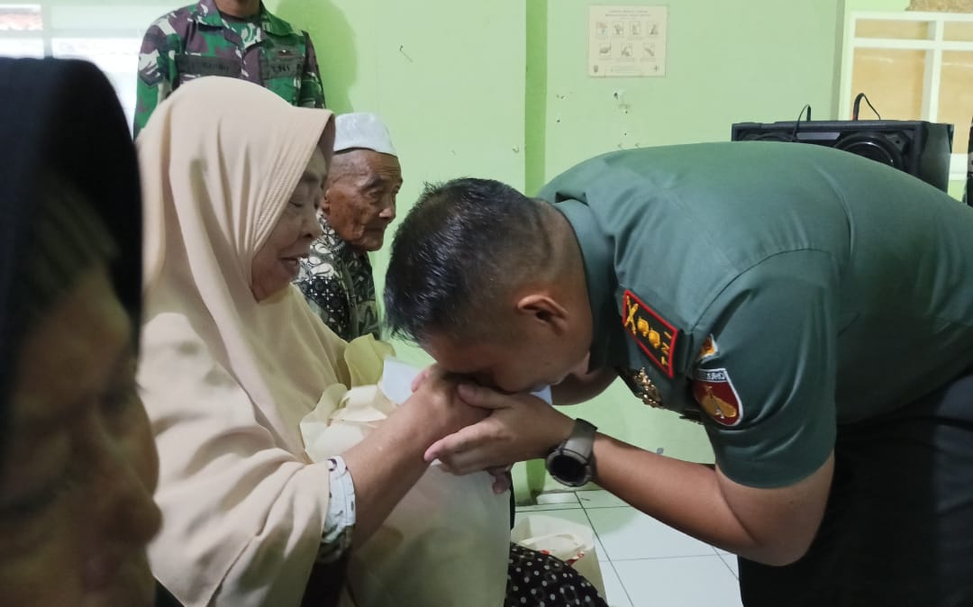 Kesantunan Dandim 0719 / Jepara Letkol Arm Khoirul Cahyadi, S.E., Saat Memberikan Bantuan dalam Program “Kodim Berbagi” di Koramil Pecangaan