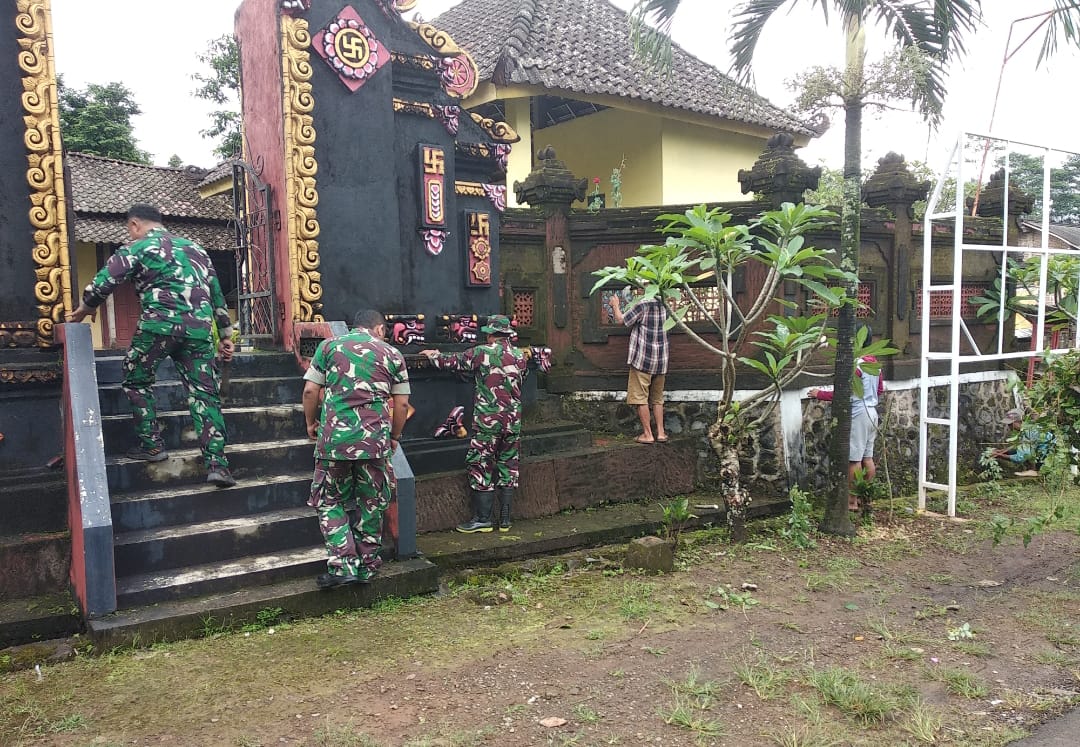 Kodim 0719 / Jepara Laksanakan Program “Resik-Resik Vihara dan Pura ” di Pura Dharma Loka, Menyambut Hari Suci Nyepi Tahun 1947 Saka