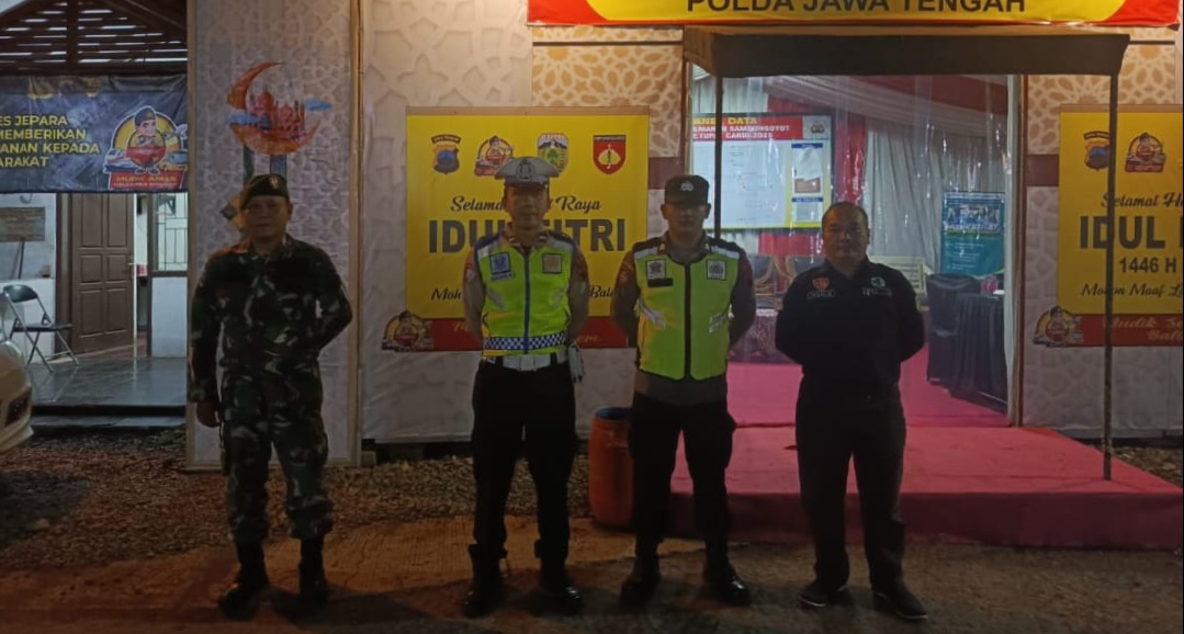 Anggota Koramil 01 / Jepara Serda Suhartono Laksanakan Pengamanan Posyan Ops Ketupat Candi 2025 di SCJ