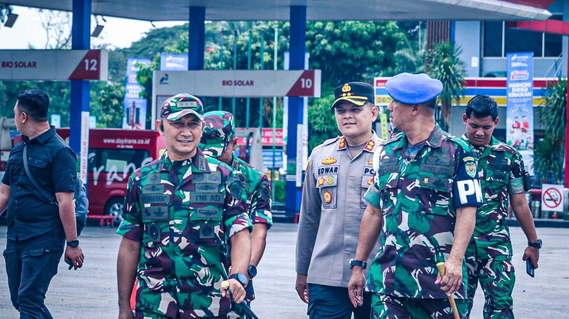 Danrem 063 / SGJ mendampingi Pangdam III / SLW dalam rangka kunjungan Panglima TNI Pantau Arus Mudik di Rest Area KM 57 Cikampek