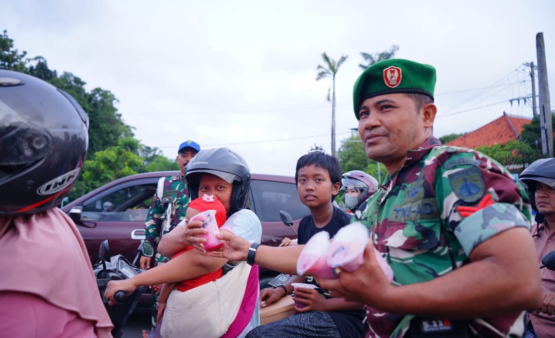 Pembagian Takjil Buka Puasa Antara Kodim 0719 / Jepara, Polres Jepara, Ormas, dan Masyarakat Perkuat Soliditas Guna Tebar Kebaikan di Bulan Suci Ramadhan