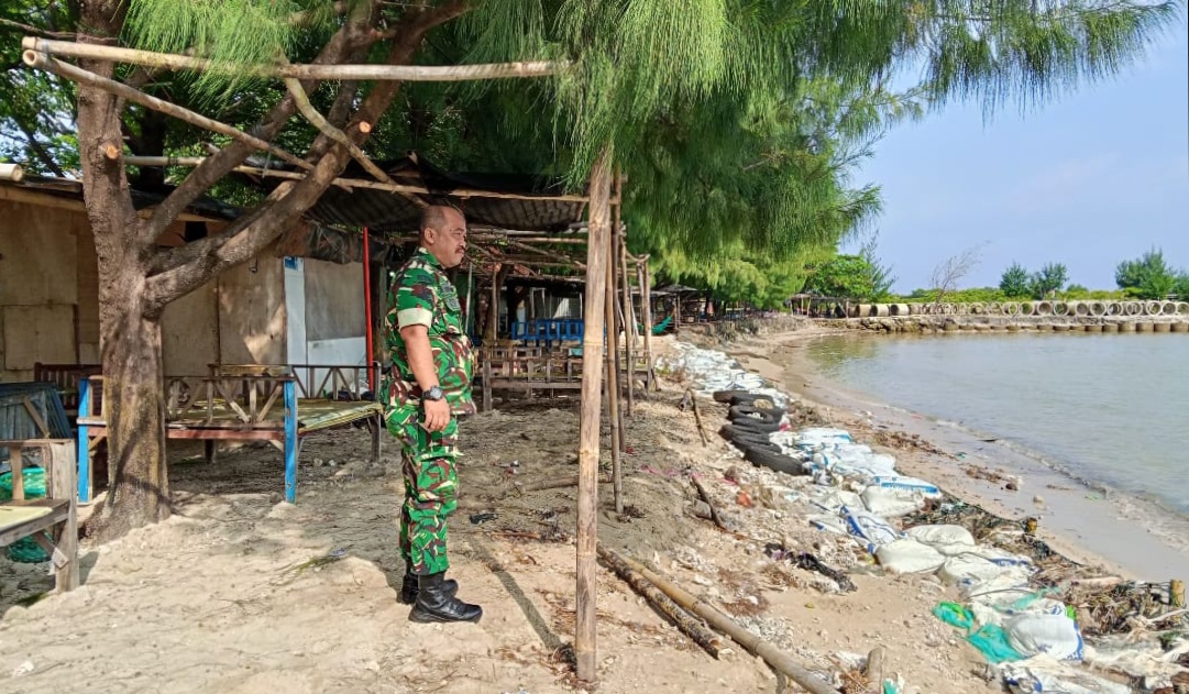 Anggota Koramil 09 / Mlonggo, Kodim 0719 / Jepara, Melaksanakan Pengecekan Obyek Wisata Pantai di Jepara