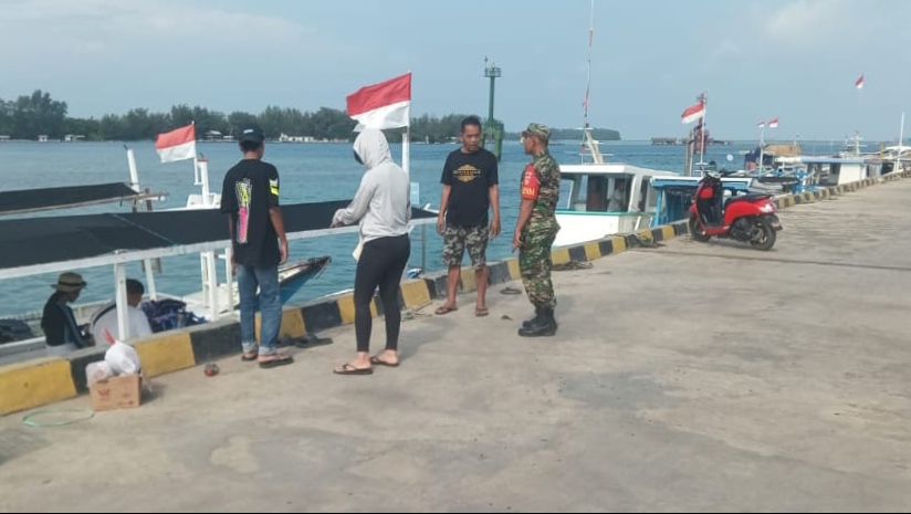 Babinsa Koramil 10 / Karimunjawa Lakukan Pemantauan Tempat Wisata di Karimunjawa