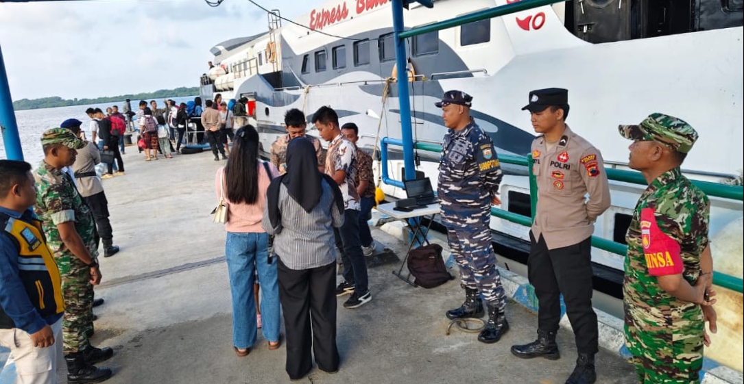 Sertu Sohmadun Bersama Tim Gabungan Laksanakan Patroli di Pelabuhan ASDP Karimunjawa