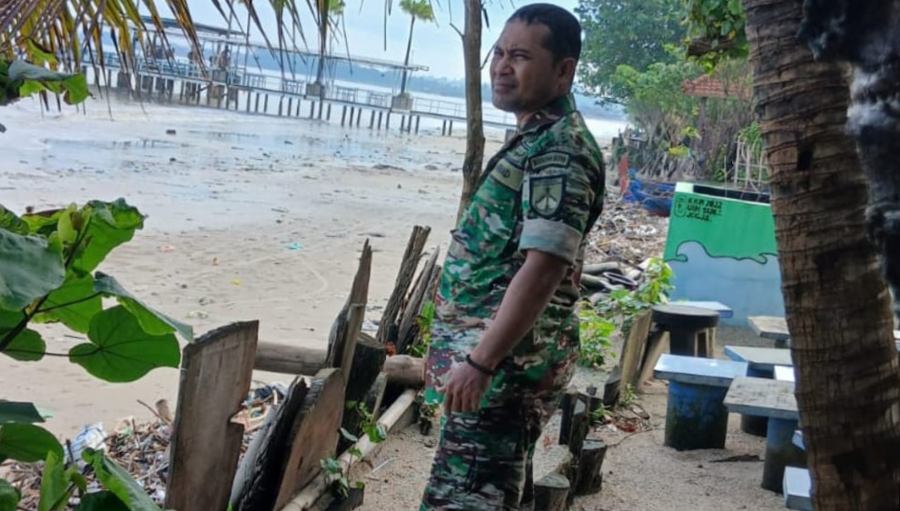 Anggota Koramil 03 / Batealit dan Koramil 11 / Tahunan Laksanakan Pengamanan dan Pengecekan Obyek Wisata Selama Libur Idul Fitri 1446 H