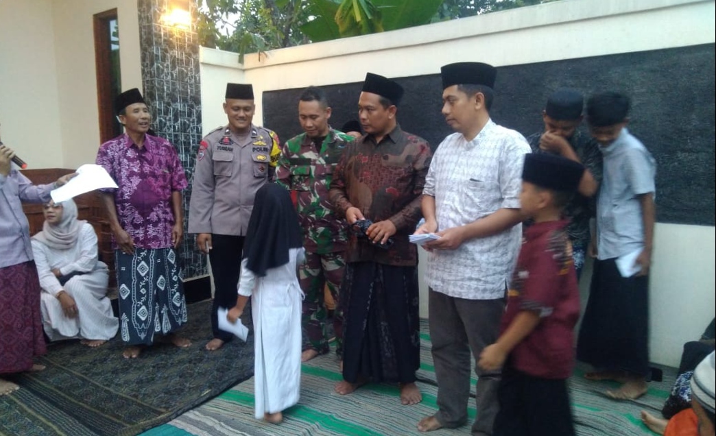 Babinsa dan Bhabinkamtibmas Desa Mindahan Laksanakan Komsos Pendampingan Santunan Yatama dan Buka Bersama