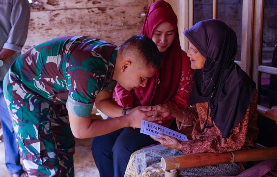 Aksi ke-49 Program “Dompet Peduli” Kodim 0719 / Jepara: Bantuan untuk Lansia di Hari Terakhir Ramadhan 1446 H