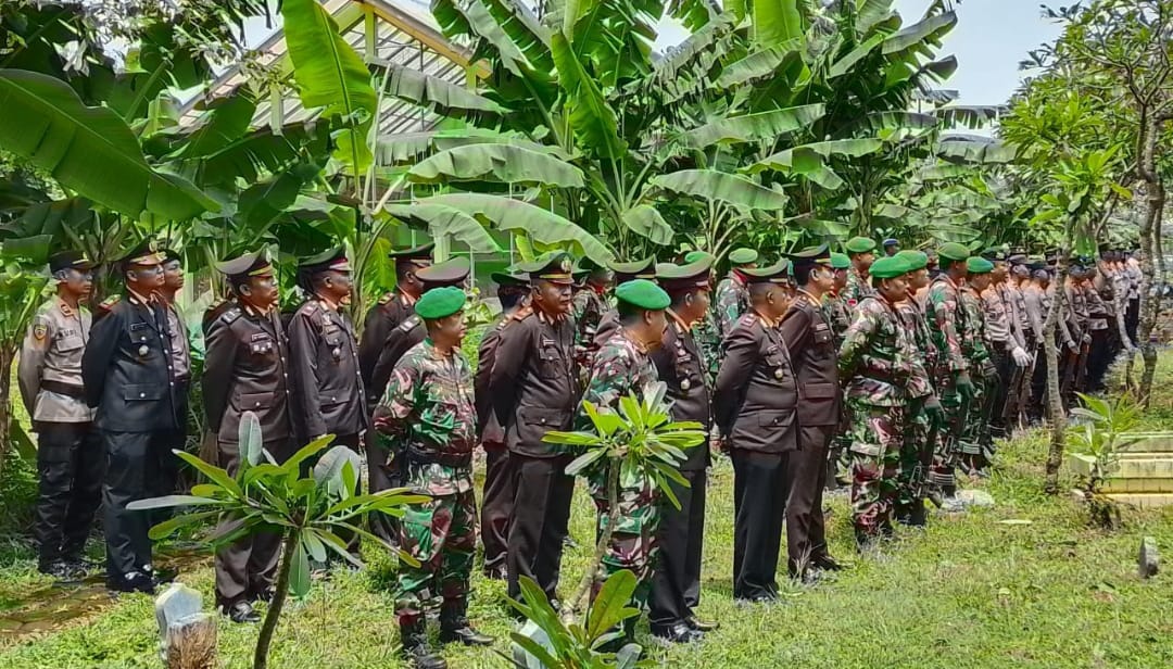 Anggota Kodim 0719 / Jepara Ikuti Upacara Pemakaman Kedinasan IPDA Bagus Pulung Legowo di TPU Giri Sonya Jepara