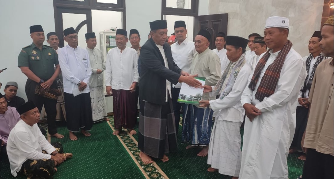 Anggota Koramil 08 / Keling Pelda A. Munif dan Serma Adi Purwanto Hadiri Kunjungan Bupati Jepara dalam Rangka Sholat Idul Fitri 1446 H di Masjid Darul Muttaqin Desa Watuaji