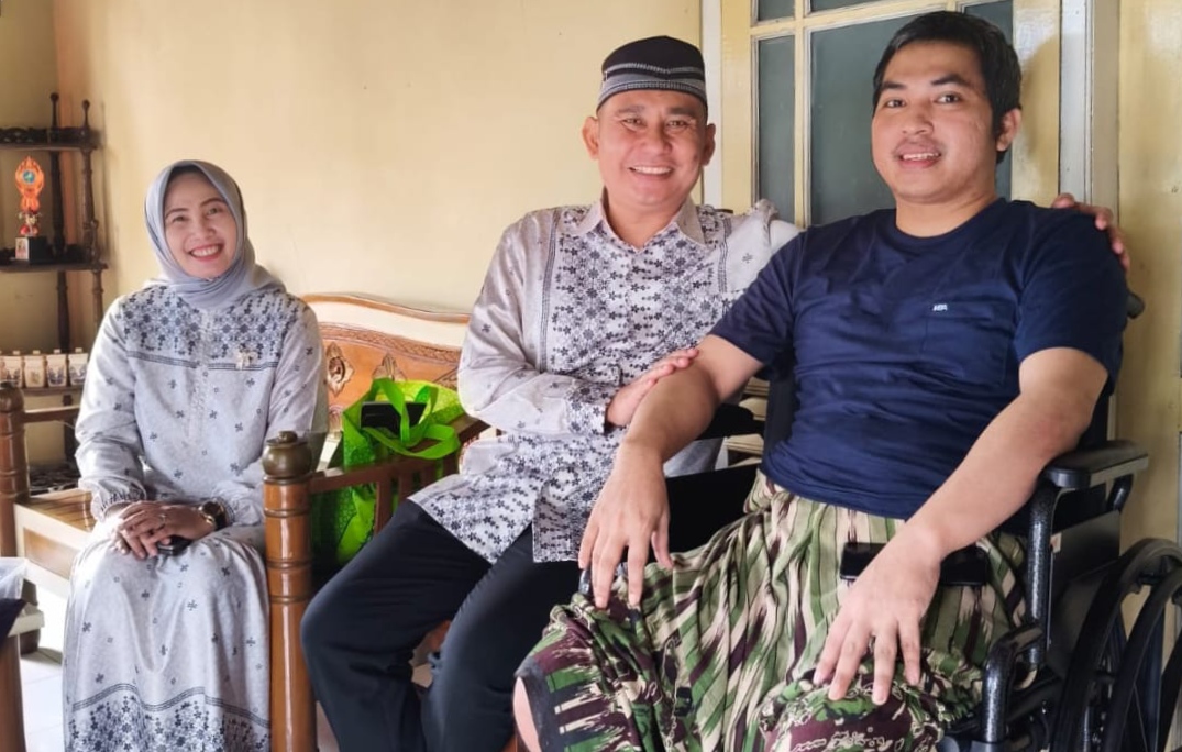 Berbagi Kebahagiaan di Idul Fitri, Dandim 0719 / Jepara Letkol Arm Khoirul Cahyadi, S.E., Kunjungi Anggota yang Sakit
