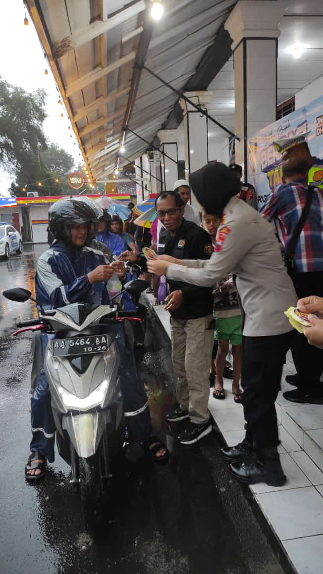 Polres Magelang Kota Bagikan Ta’jil, Buka Puasa Bersama Media dan Sosialisasi Hotline Mudik Polri “110 “