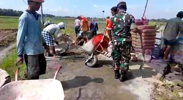 Babinsa Dukun Bersama Warga Laksanakan Karya Bakti Pembuatan Selokan