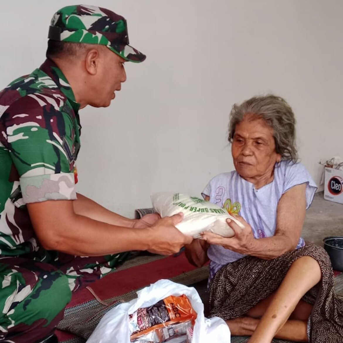 Babinsa Duduksampeyan Peduli, Berikan Bantuan Sembako kepada Warga Binaan Kurang Mampu