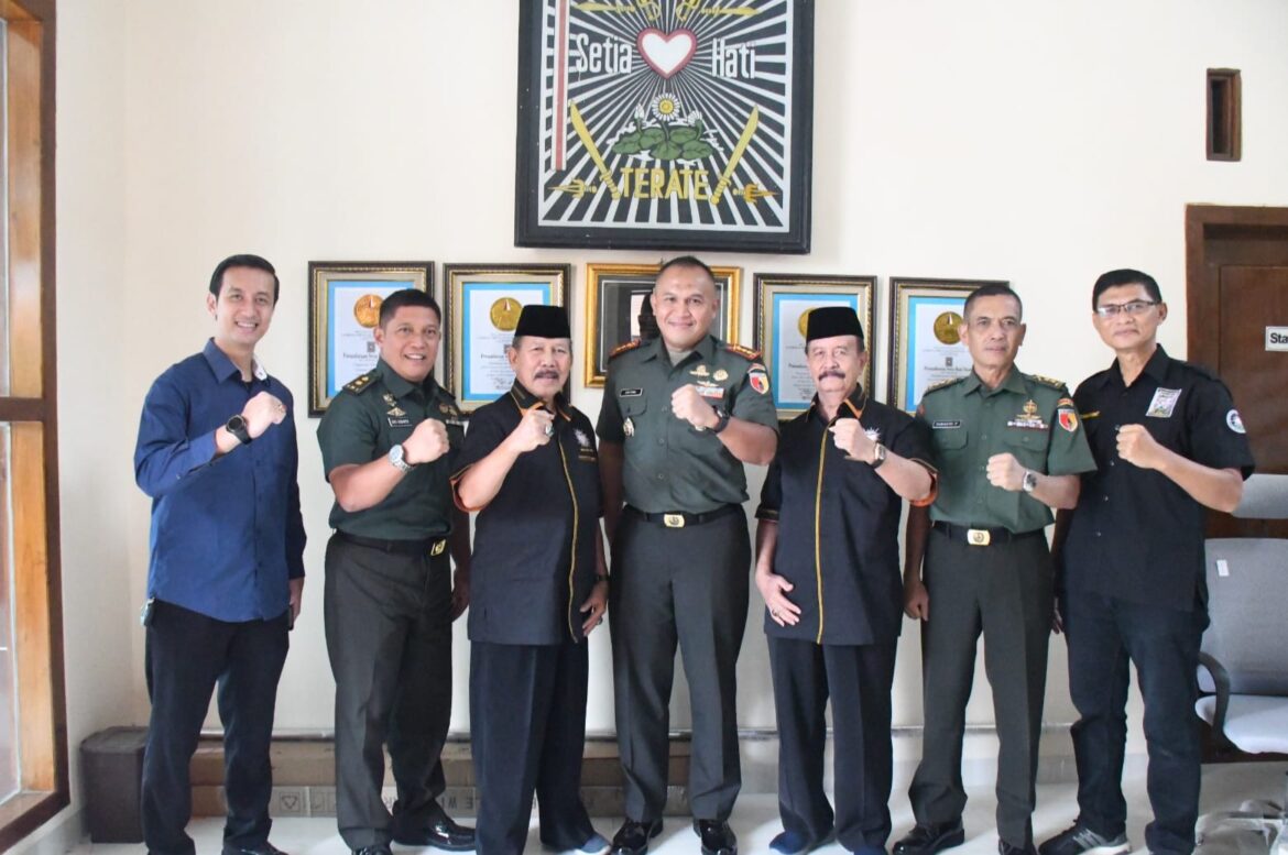 Rangkul Seluruh Masyarakat, Danrem 081/DSJ Sambangi 2 Perguruan Silat di Madiun