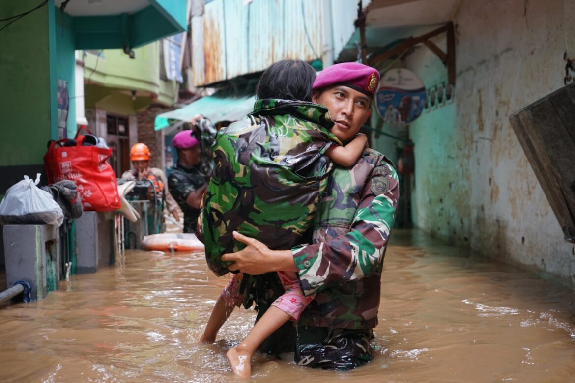 Aksi Tanggap Prajurit Pasmar 1 Korps Marinir Evakuasi Korban Banjir di Jakarta