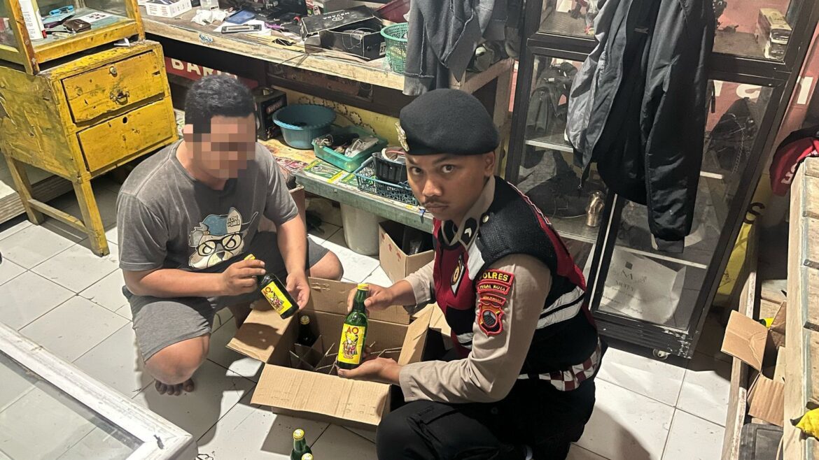 Cegah Penyakit Masyarakat, Polres Tegal Kota Amankan Ratusan Botol Miras*