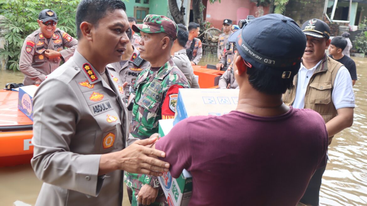 Polri Turun Evakuasi Bantu Warga Korban Banjir di Bekasi dan Depok