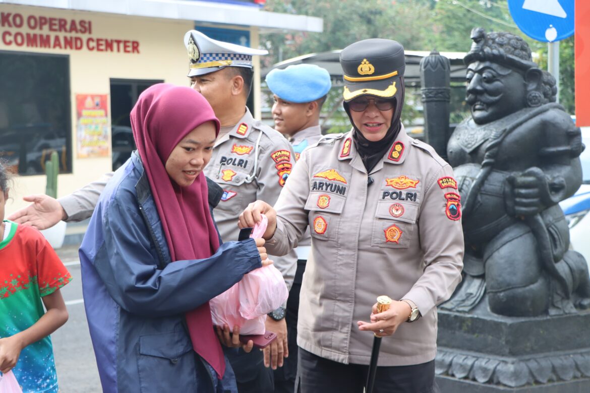 Kapolres Salatiga Pimpin Pembagian Takjil di Depan Mako