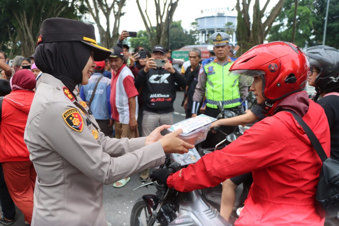 Polres Magelang Kota Bagikan 200 Takjil kepada Pengendara Tertib Lalu Lintas