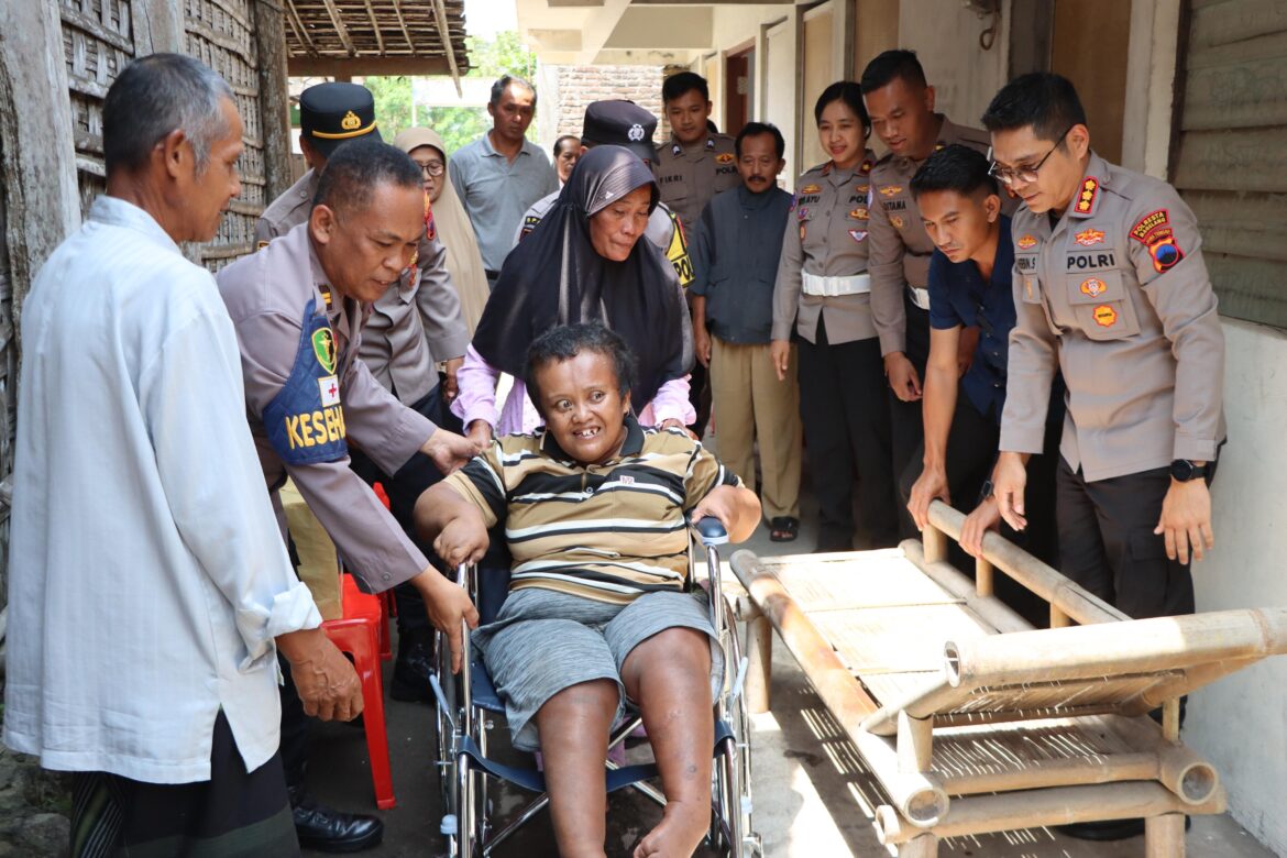 Kapolresta Magelang Bantu Kursi Roda Kepada Penyandang Disabilitas