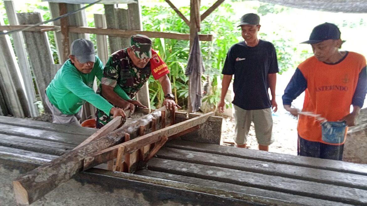 Babinsa Koramil 0817/03 Kedamean Laksanakan Komsos dengan Pengusaha Kusen Cor di Desa Turirejo