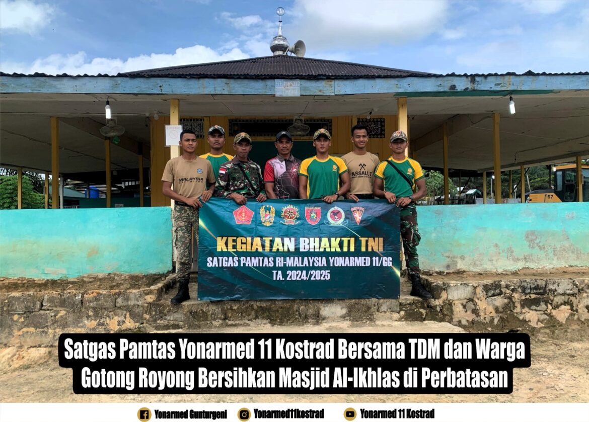 Satgas Pamtas Yonarmed 11 Kostrad Bersama TDM dan Warga Gotong Royong Bersihkan Masjid Al-Ikhlas di Perbatasan