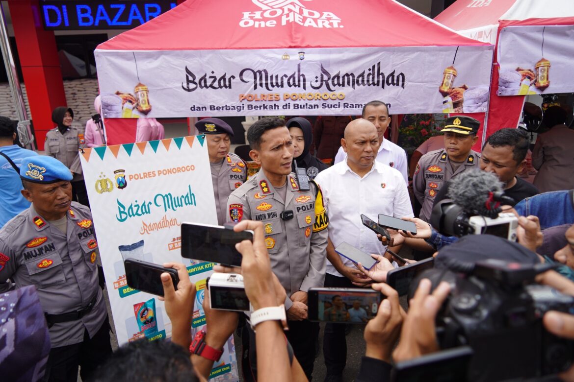 Polres Ponorogo dan Bhayangkari Gelar Bazar Murah Ramadhan, Warga Sumringah