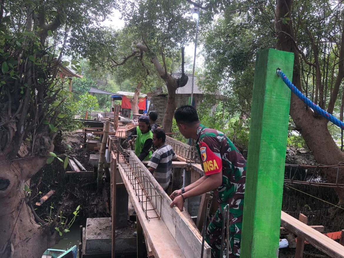 BABINSA KORAMIL 0817/06 MANYAR BERSAMA WARGA LAKSANAKAN KARYA BHAKTI PEMBANGUNAN SALURAN AIR DI DESA GUMENO