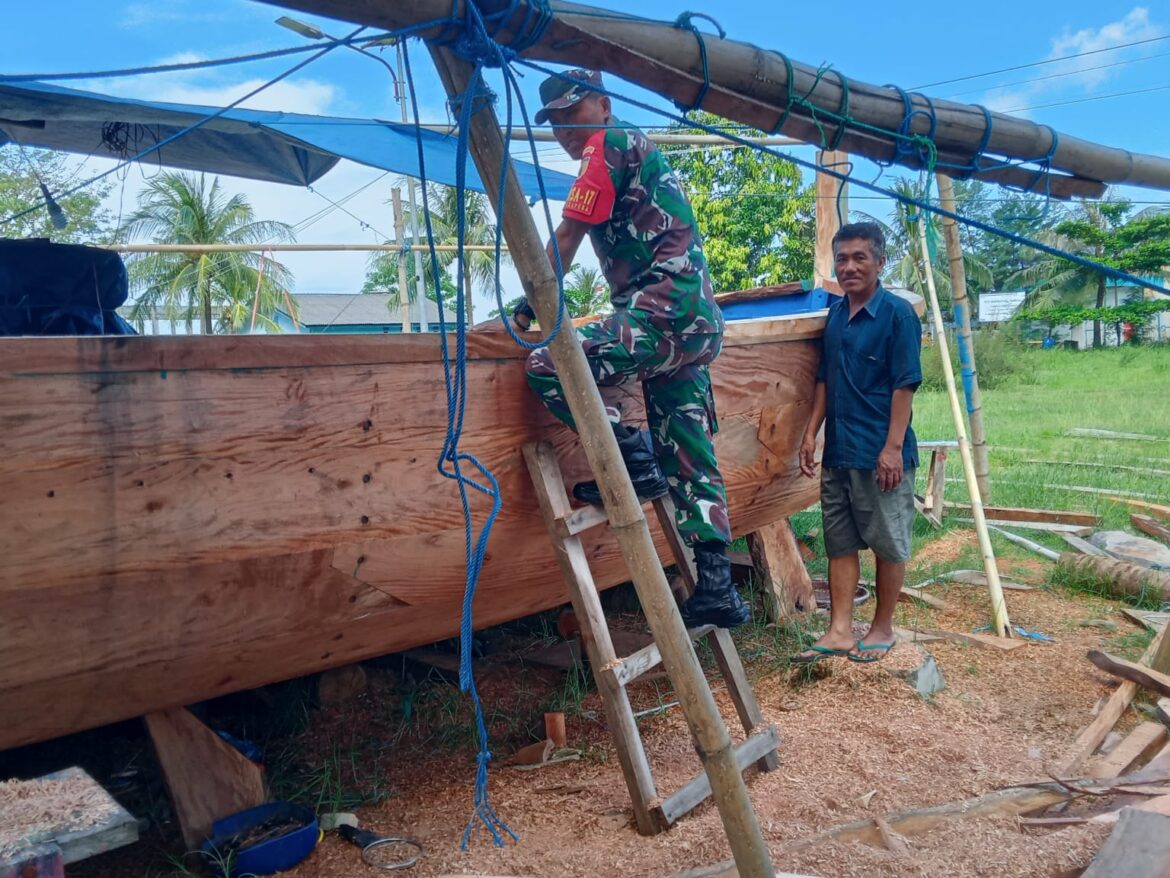 Babinsa Koramil 0817/17 Sangkapura Jalin Silaturahmi dengan Pengrajin Perahu di Desa Lebak