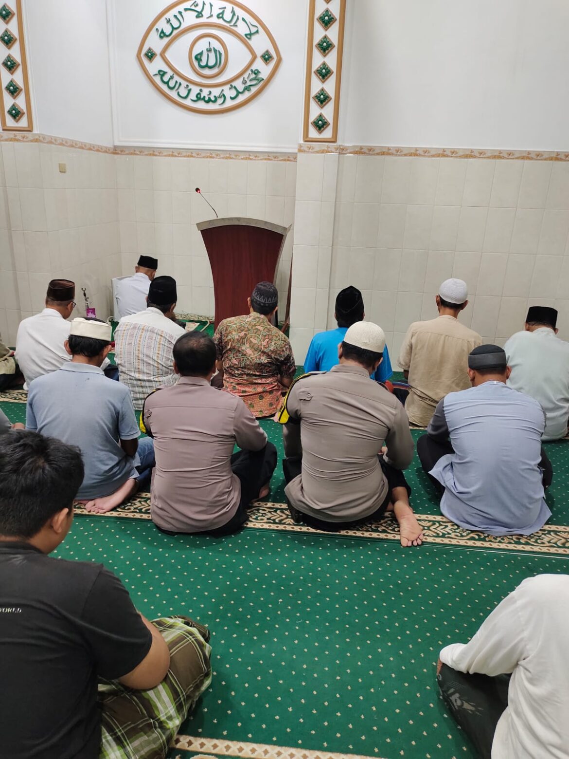 Makmurkan Masjid: Polsek kenjeran Laksanakan Sholat Subuh Berjamaah di Masjid Wali Songo Jl. Nambangan Surabaya.