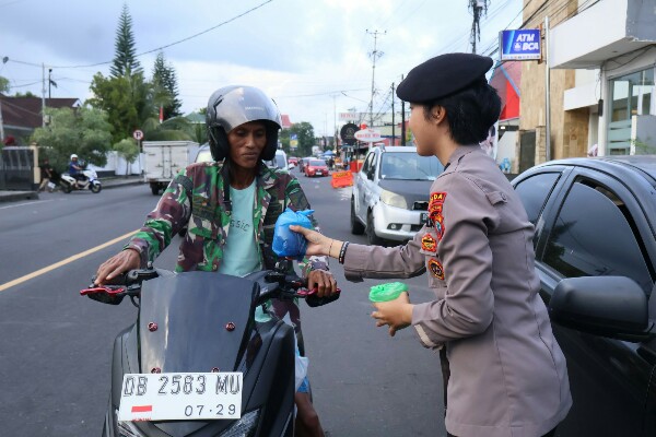Polri untuk Masyarakat, Polda Sulut dan Jajaran Bagi-bagi Takjil