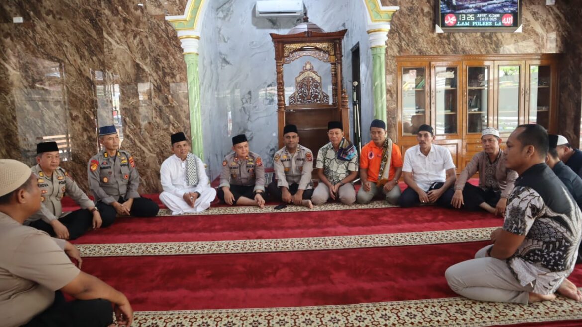 Wakapolres Langkat Laksanakan Jumat Curhat di Mesjid Al- Muhajirin, Berikan Pesan Kamtibmas    