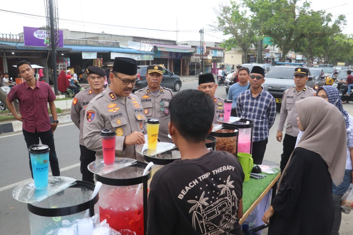 Patroli Jalan Kaki! Kapolres Langkat Pastikan Pedagang Takjil Bebas dari Pungli