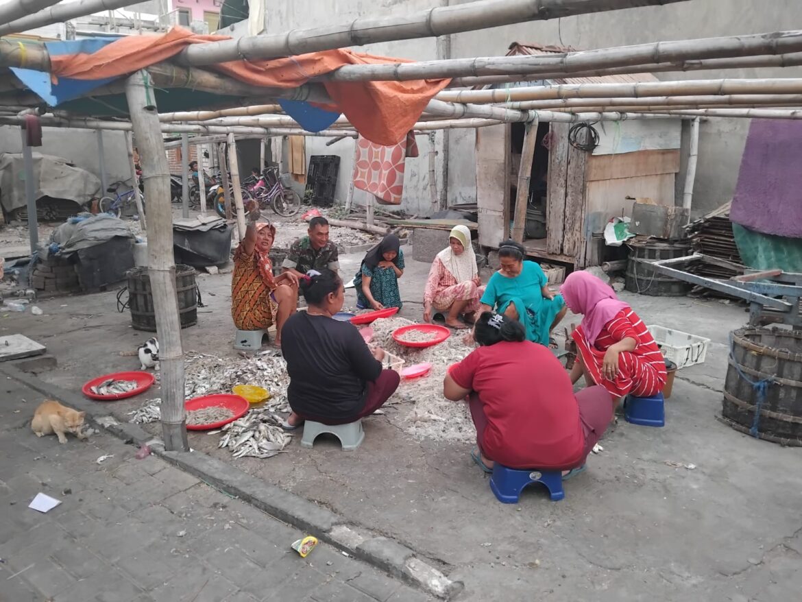BABINSA KORAMIL 0817/05 KOTA GRESIK DUKUNG PENGOLAHAN IKAN ASIN DI KELURAHAN LUMPUR