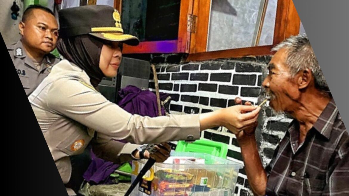 Kepedulian Kapolres Magelang Kota : Suapin Warga Usia Lanjut yang Sakit-sakitan