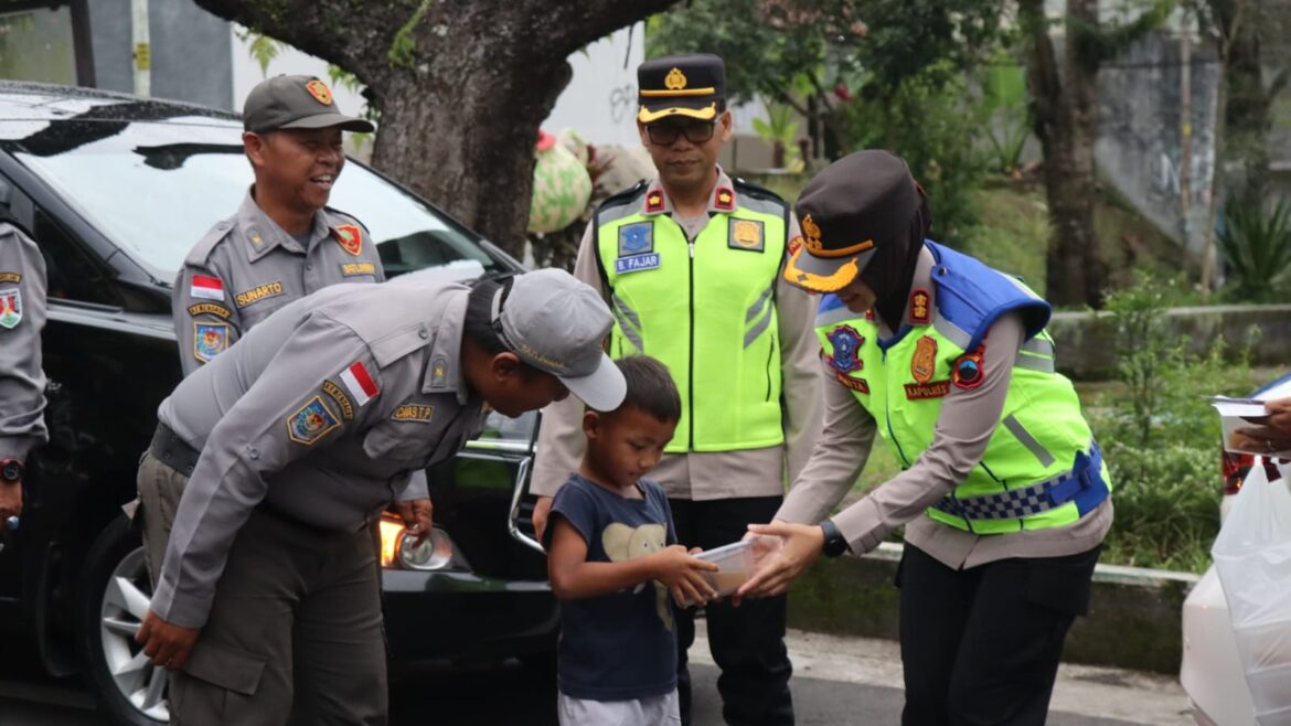 Polres Magelang Kota Sosialisasikan Layanan Polri 110 dan Bagikan 200 Takjil Kepada Pengguna Jalan