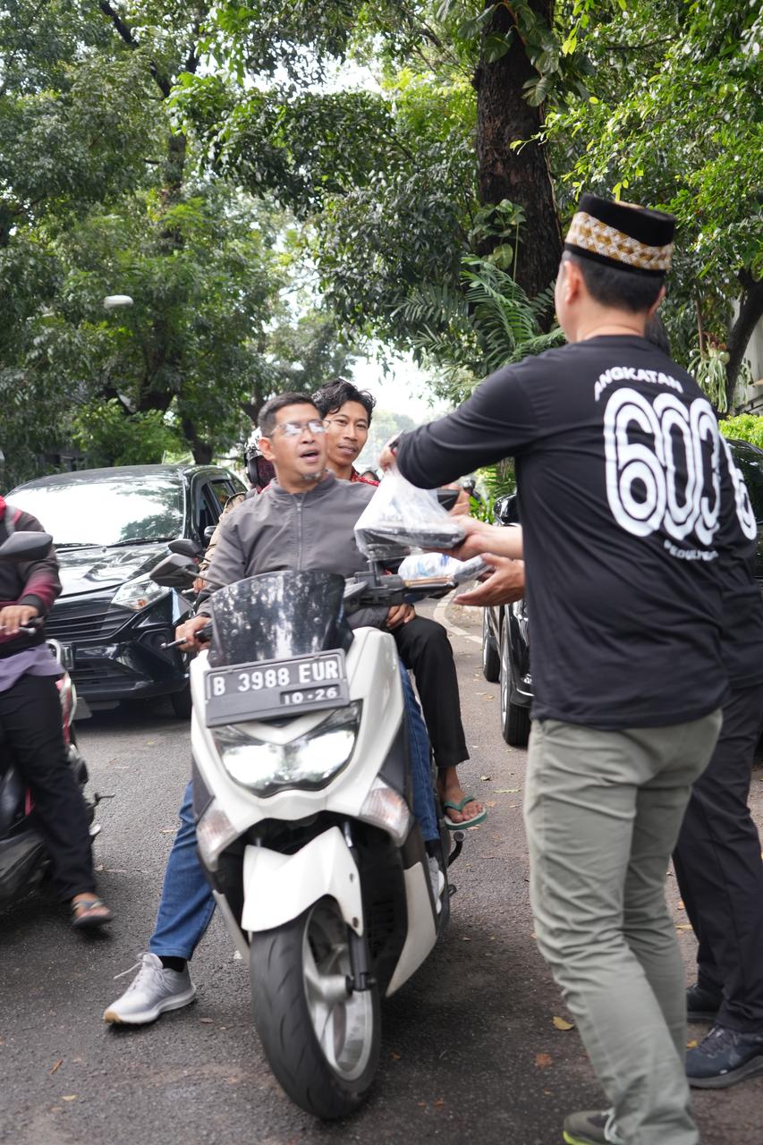 Angkatan 603 Kejaksaan RI Bagikan Paket Makanan Bergizi kepada Masyarakat Bertajuk “Peduli Sesama”