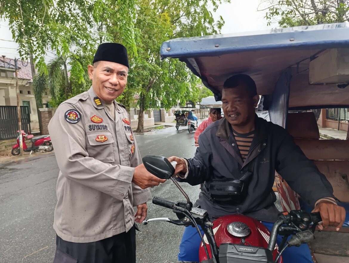 Peduli Kepada Warga, Polres Sibolga Berbagi Takjil Kepada Masyarakat Yang Melintas Dijalan