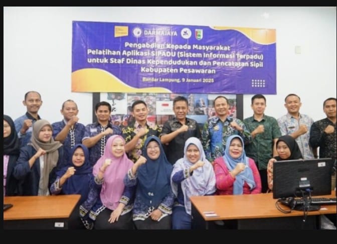Desen Darmajaya Beri Pengadian Pelatihan Sistem Informasi Terpadu Terhadap Staf Disdukcapil Pesawaran