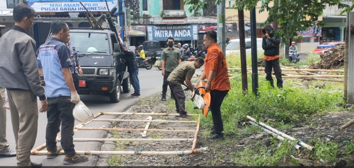 Dinas PUPR bersama Salpol PP melakukan penertiban Reklame Yang Tidak Berizin.