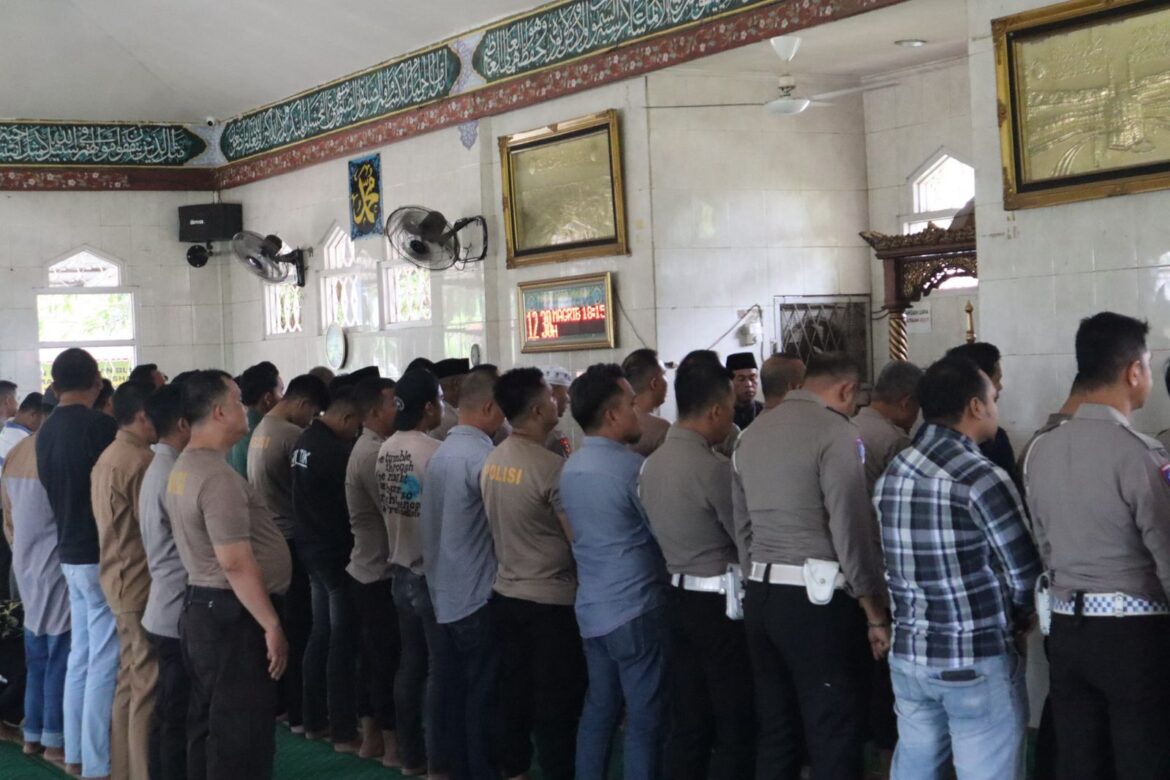 Sebagai Bentuk Penghormatan dan Penghargaan pada Personil Polri yang Gugur dalam Tugas Menjaga Keamanan, Polres Ogan Ilir Gelar Doa Bersama dan Sholat Ghoib