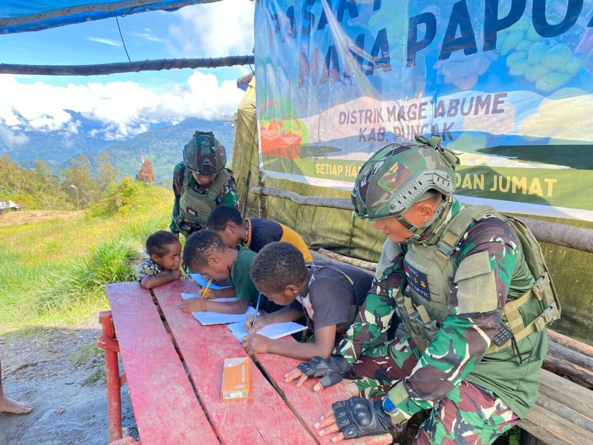 Saat TNI Jadi Guru di Pedalaman Papua