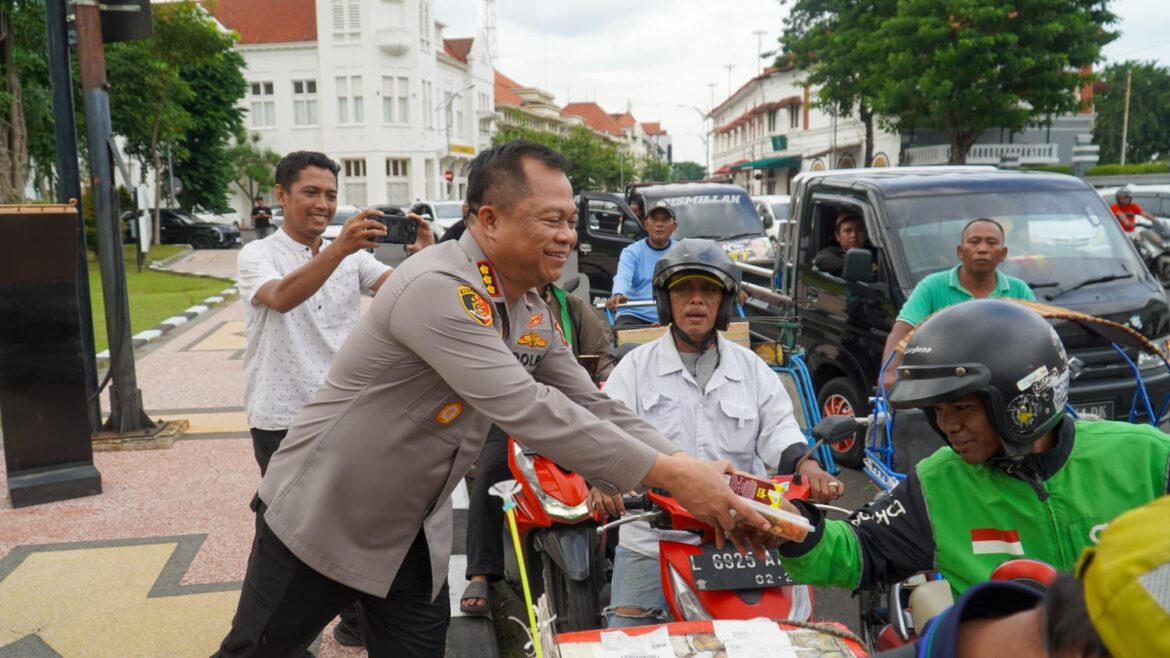 Berkah Ramadan Kapolrestabes Surabaya Bagi 300 Paket Takjil ke Masyarakat