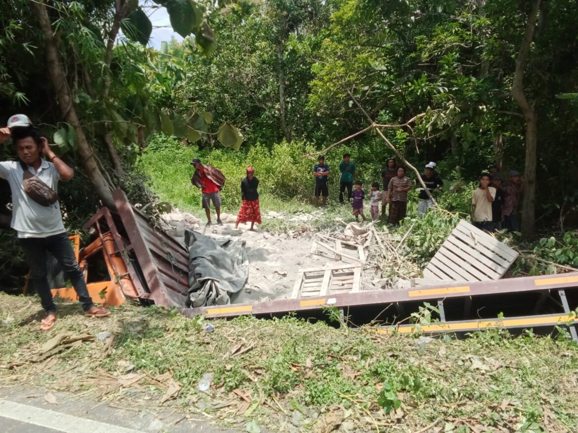 Serka Eko Purwanto Bantu Proses Evakuasi Tronton Semen Terjun Ke Jurang Di Blegah, Korban Supir Meninggal Dunia