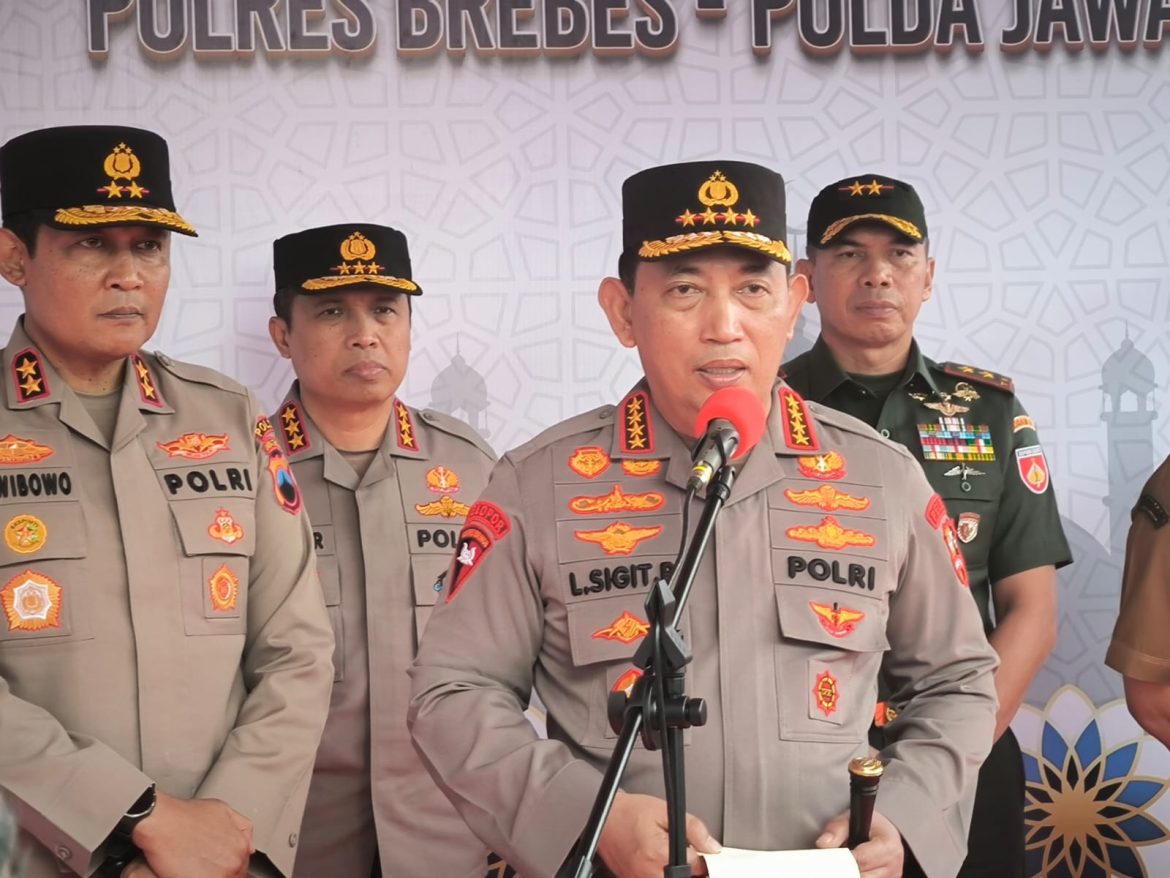 Polri Untuk Masyarakat, Kapolres Pesawaran Bagikan Sembako Kepada Warga Kurang Mampu secara Door to door