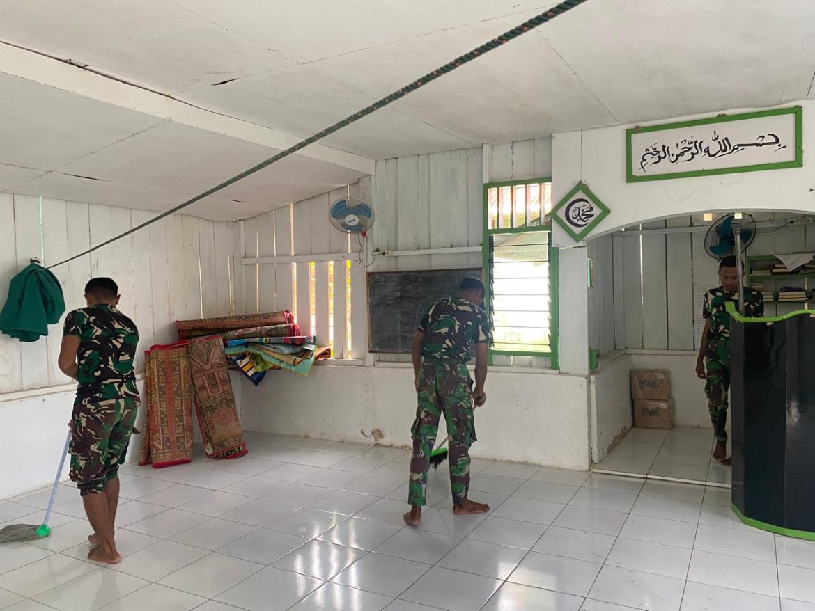 Tebarkan Kebaikan di Bulan Suci Ramadhan, Satgas Yonif 762/VYS Membersihkan Mushola Al-Ikhlas