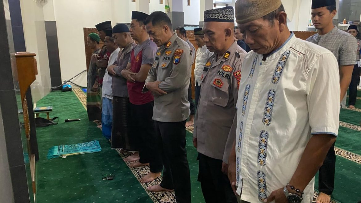 Kapolres Nganjuk dan Anggota Gelar Tarawih Bersama di Masjid Al-Ikhlas
