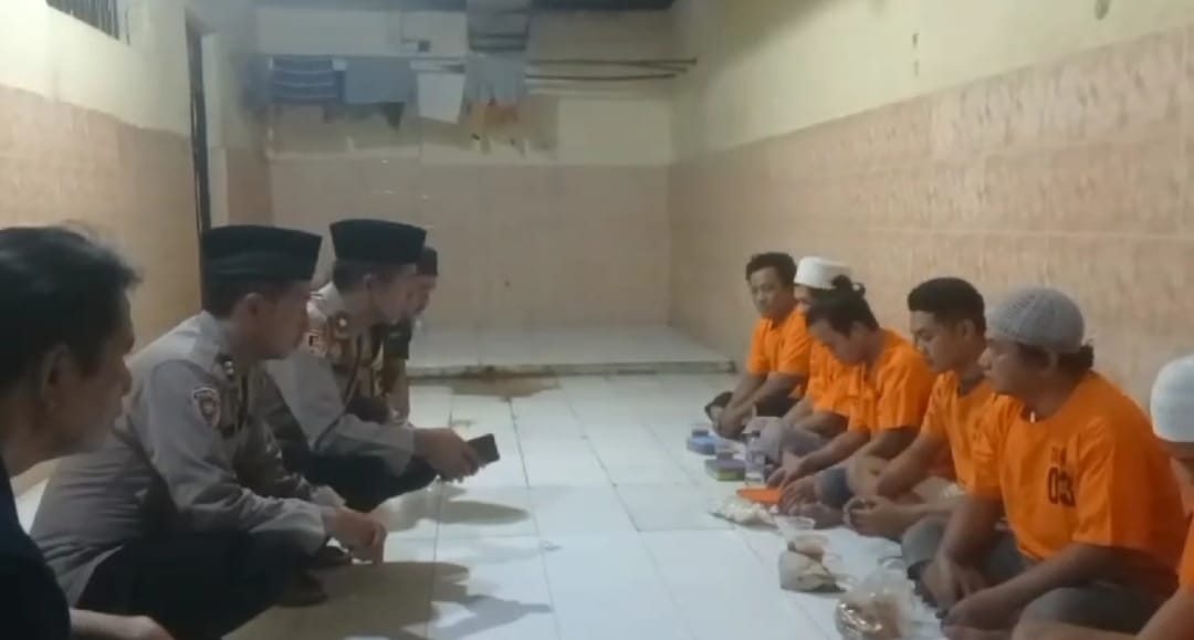 Momen Kebersamaan: Polsek Krembangan Gelar Buka Bersama Tahanan.