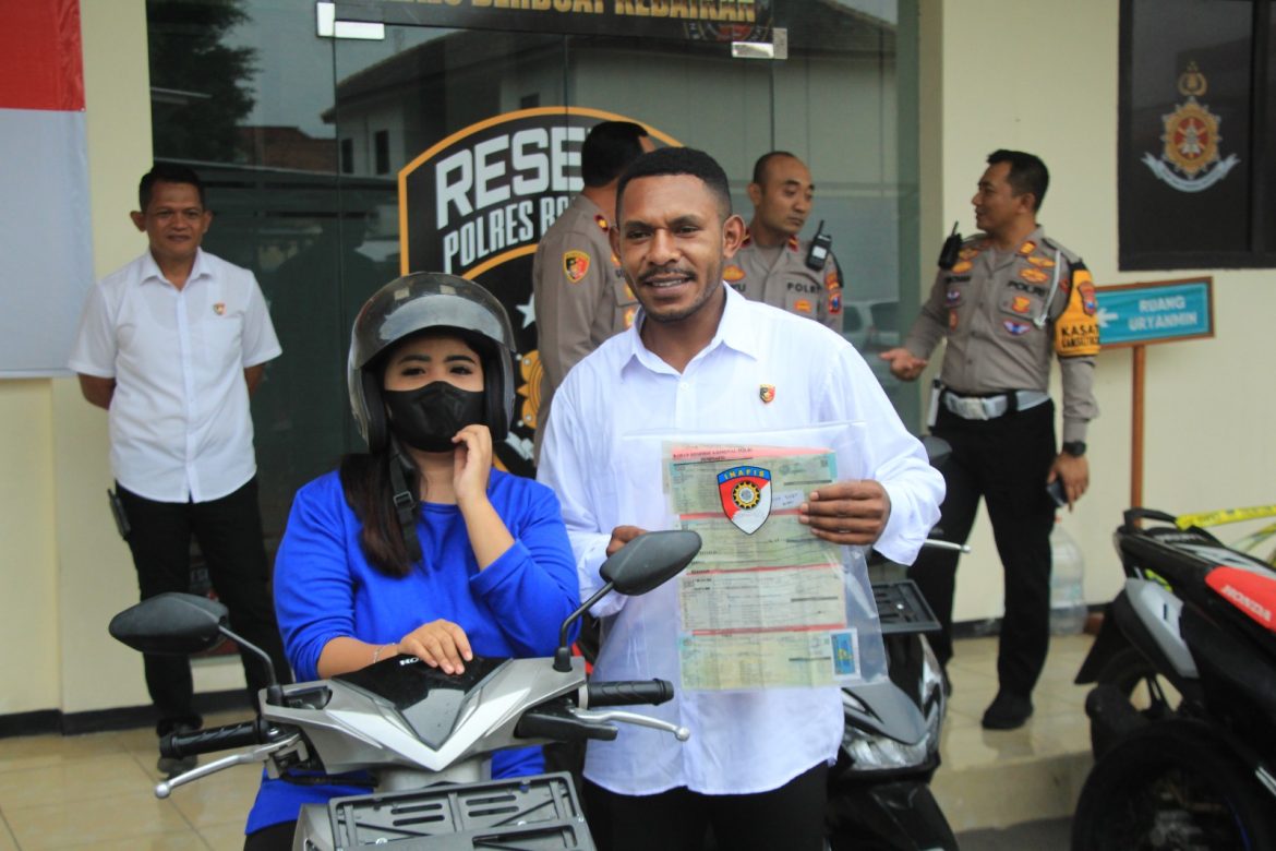 Hati Riang Korban Curanmor Saat Polres Bondowoso Temukan dan Kembalikan Motor Yang Hilang